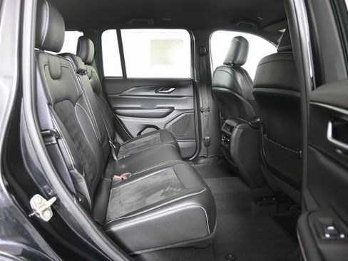 Used 2024 Jeep Grand Cherokee Altitude image 15