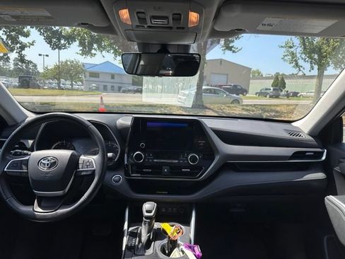 Used 2023 Toyota Highlander XLE FWD image 26