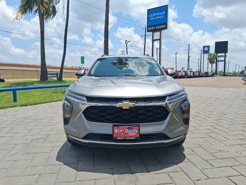 Used 2024 Chevrolet Trax LT w/ LT Convenience Package FWD image 2