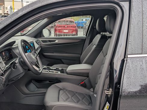 Used 2025 Volkswagen Atlas Cross Sport SE image 16