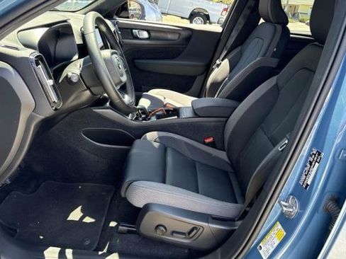 Used 2023 Volvo XC40 Recharge Core AWD/4WD image 6