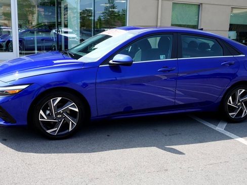 Used 2024 Hyundai Elantra SEL w/ Convenience Package image 2