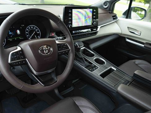 Used 2024 Toyota Sienna Platinum FWD image 16