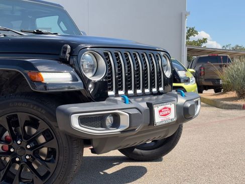 Used 2023 Jeep Wrangler Unlimited Sahara w/ Cold Weather Group AWD/4WD image 3