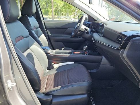 Used 2025 Nissan Kicks SR AWD/4WD image 15