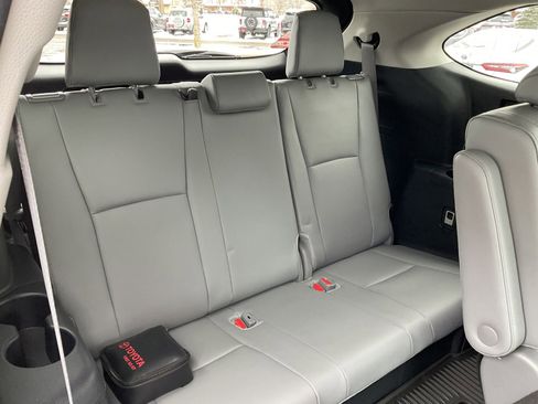 Used 2024 Toyota Highlander Limited image 23