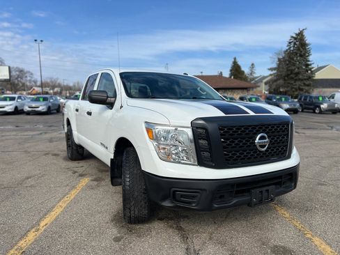 Used 2019 Nissan Titan S image 11