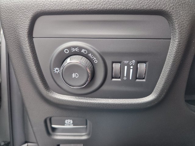 New 2026 Jeep Grand Cherokee Limited w/ Luxury Tech Group II RWD image 23