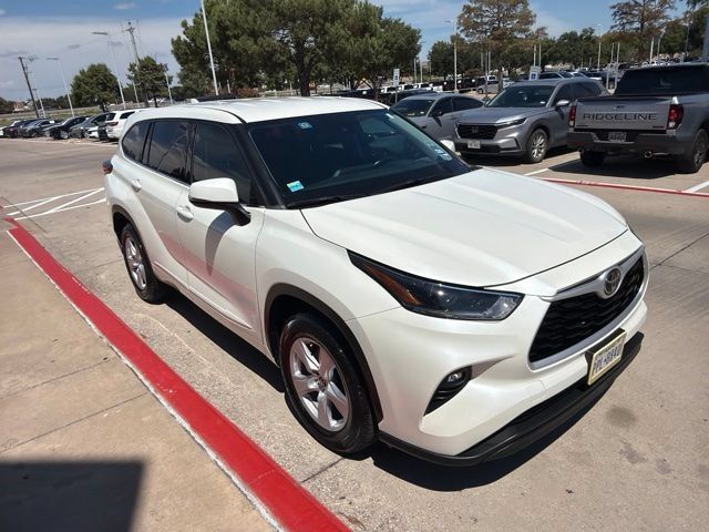 Used 2021 Toyota Highlander LE FWD image 3