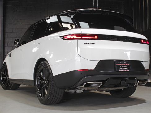 Used 2025 Land Rover Range Rover Sport SE AWD/4WD image 11