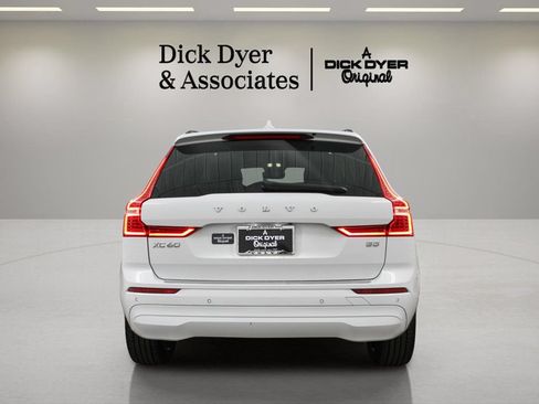 Used 2022 Volvo XC60 B5 Momentum w/ Advanced Package FWD image 10