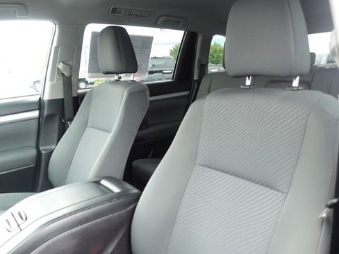 Certified 2019 Toyota Highlander LE image 24