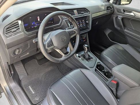Used 2022 Volkswagen Tiguan SE image 10