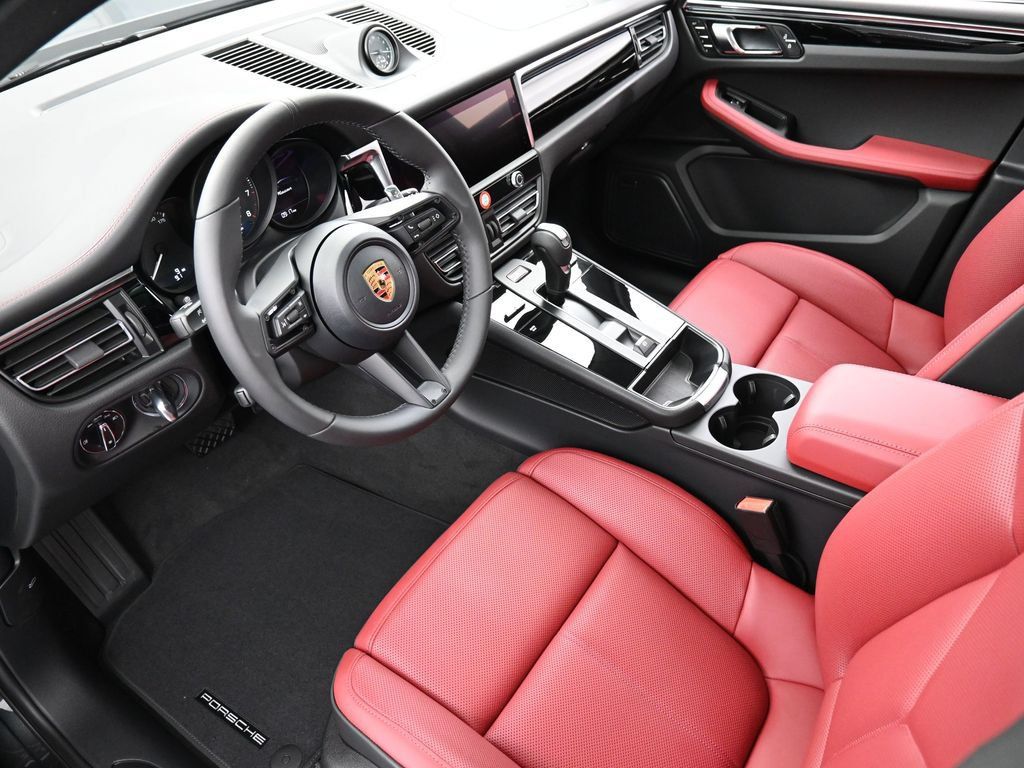 Certified 2026 Porsche Macan AWD/4WD image 4