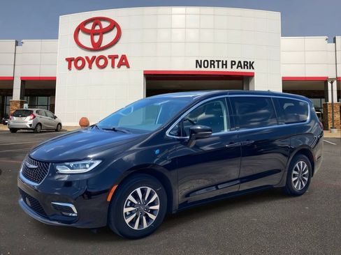 Used 2024 Chrysler Pacifica Limited FWD image 1