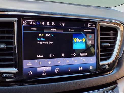 Used 2022 Chrysler Pacifica Touring-L image 26