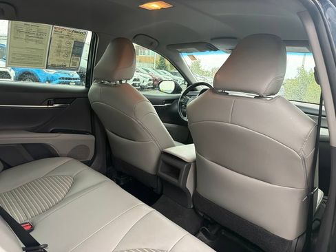 Used 2019 Toyota Camry SE FWD image 16