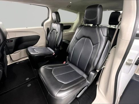 Used 2024 Chrysler Pacifica Touring-L FWD image 26