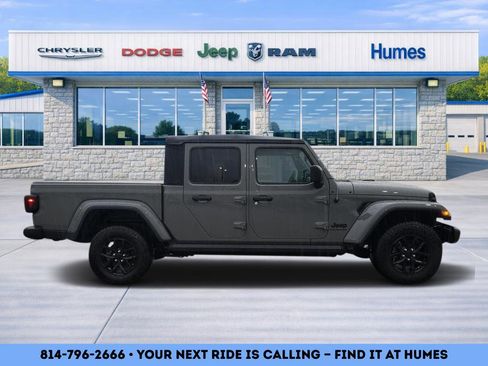 Used 2023 Jeep Gladiator Sport image 2