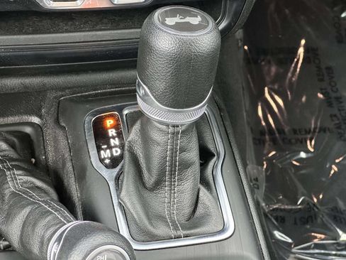 Used 2024 Jeep Wrangler Unlimited w/ Convenience Group AWD/4WD image 19