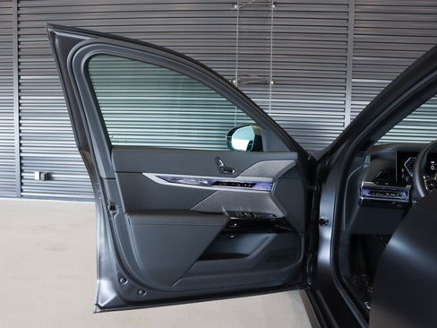 Used 2025 BMW 740i w/ Premium Package RWD image 26