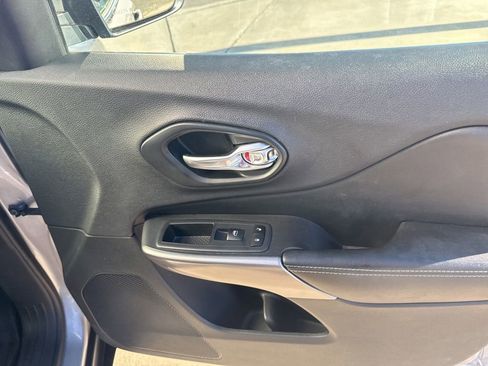 Used 2019 Jeep Cherokee Latitude w/ Popular Appearance Group image 22