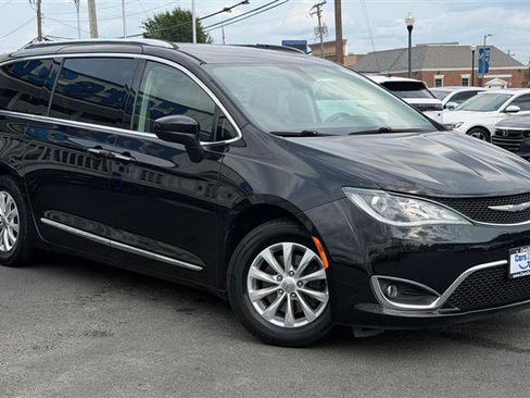 Used 2018 Chrysler Pacifica Touring-L FWD image 8