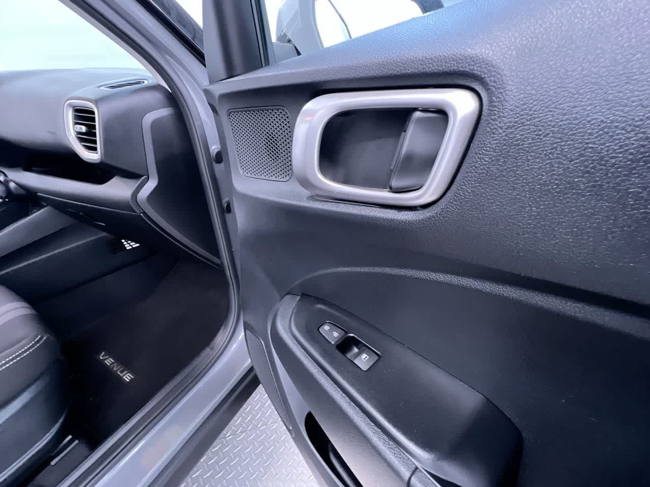 Used 2022 Hyundai Venue SEL FWD image 37