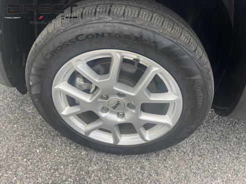 Used 2022 Jeep Renegade Latitude AWD/4WD image 2