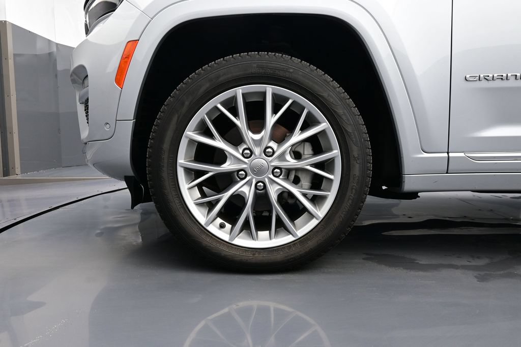 Used 2024 Jeep Grand Cherokee Summit w/ Luxury Tech Group V AWD/4WD image 6