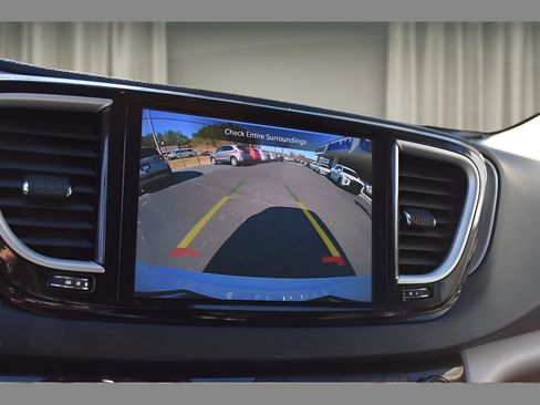 Used 2024 Chrysler Pacifica Touring-L image 22