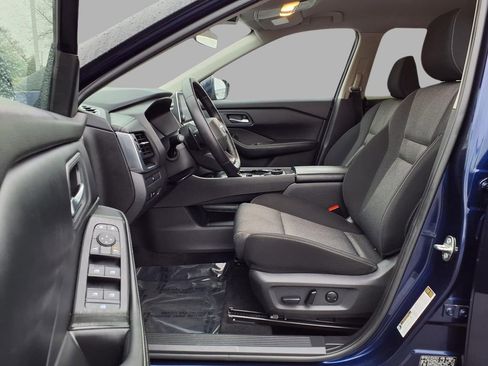 Certified 2025 Nissan Rogue SV image 22