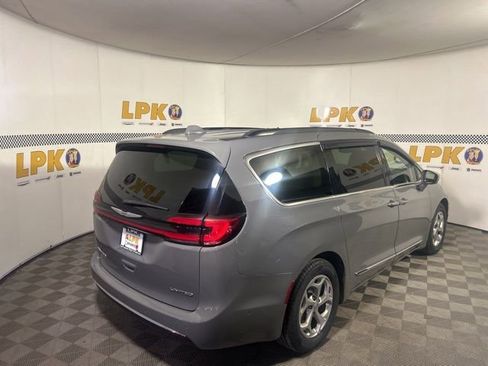 Used 2022 Chrysler Pacifica Limited FWD image 3