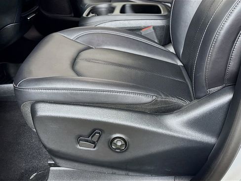 Used 2025 Chrysler Pacifica Select image 17