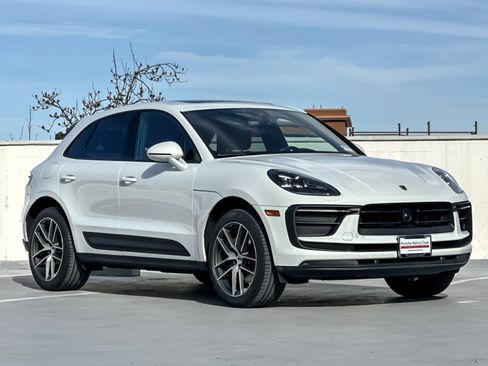 Certified 2024 Porsche Macan image 10