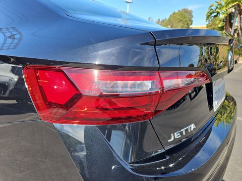 Used 2022 Volkswagen Jetta SE w/ Panoramic Sunroof Package image 32