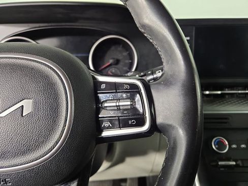 Used 2022 Kia Carnival LX image 23