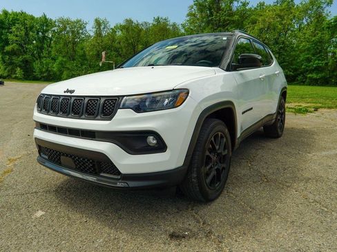 Used 2023 Jeep Compass Latitude w/ Sun and Sound Group AWD/4WD image 6
