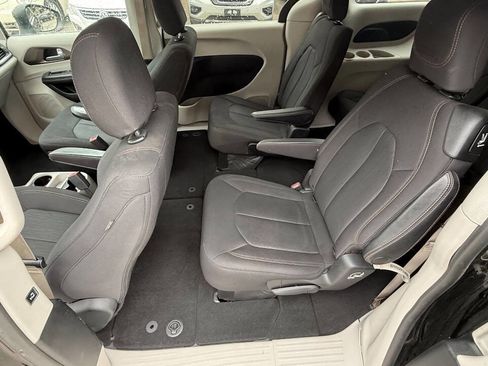 Used 2017 Chrysler Pacifica Touring FWD image 38