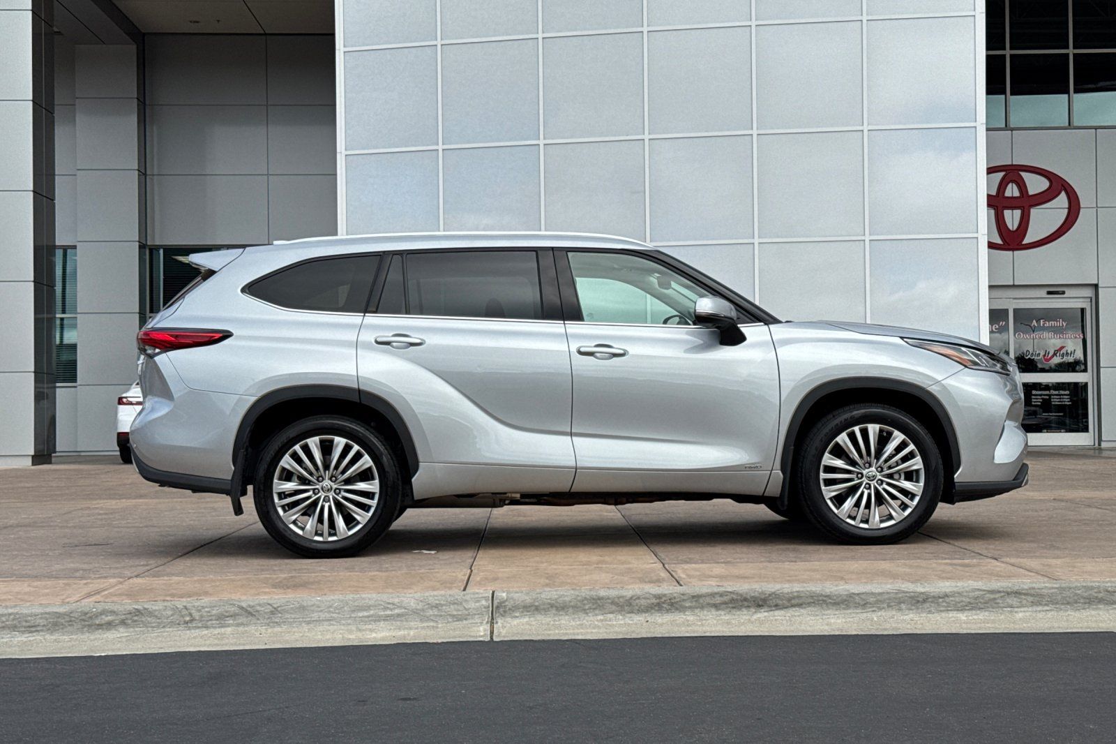 Used 2022 Toyota Highlander Platinum AWD/4WD image 3