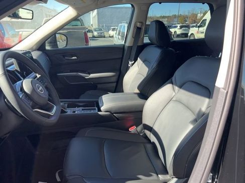 Used 2025 Nissan Pathfinder SL image 9