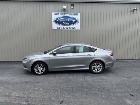 Used 2015 Chrysler 200 Limited image 1