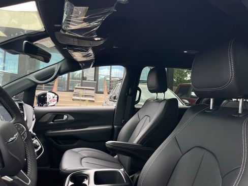 New 2026 Chrysler Voyager LX image 11