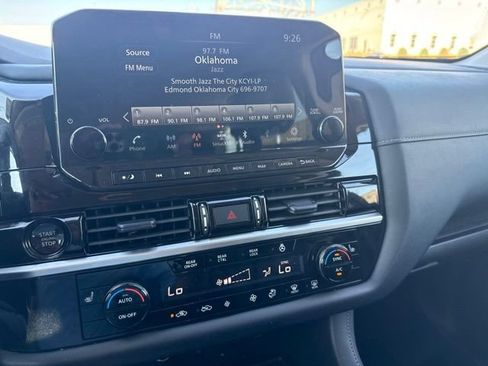 Used 2025 Nissan Pathfinder SL AWD/4WD image 11