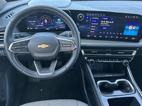Used 2025 Chevrolet Traverse LT AWD/4WD image 16