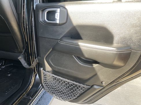 Used 2018 Jeep Wrangler Unlimited Sahara image 15