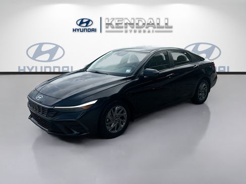 Used 2024 Hyundai Elantra SEL FWD image 3