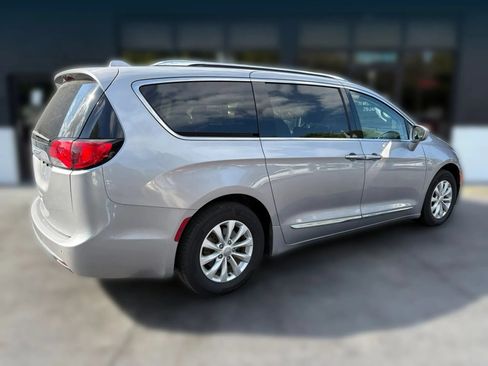 Used 2019 Chrysler Pacifica Touring-L FWD image 5