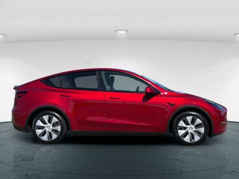 Used 2024 Tesla Model Y 2WD image 8
