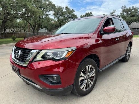 Used 2018 Nissan Pathfinder SV image 2
